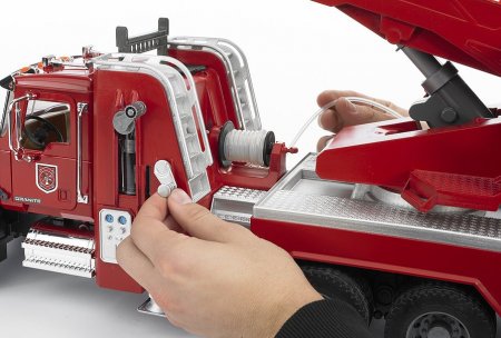 BRUDER 1:16 MACK Granite Fire engine with ladder and waterpump, 02821 02821