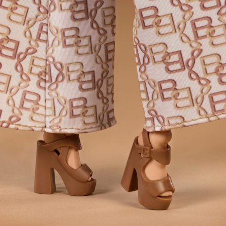 BARBIE Basics No07 heledate juustega nukk, JJX26 