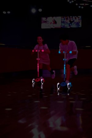 GLOBBER tõukeratas Primo Plus Glow Lights, piparmünt, 443-206 